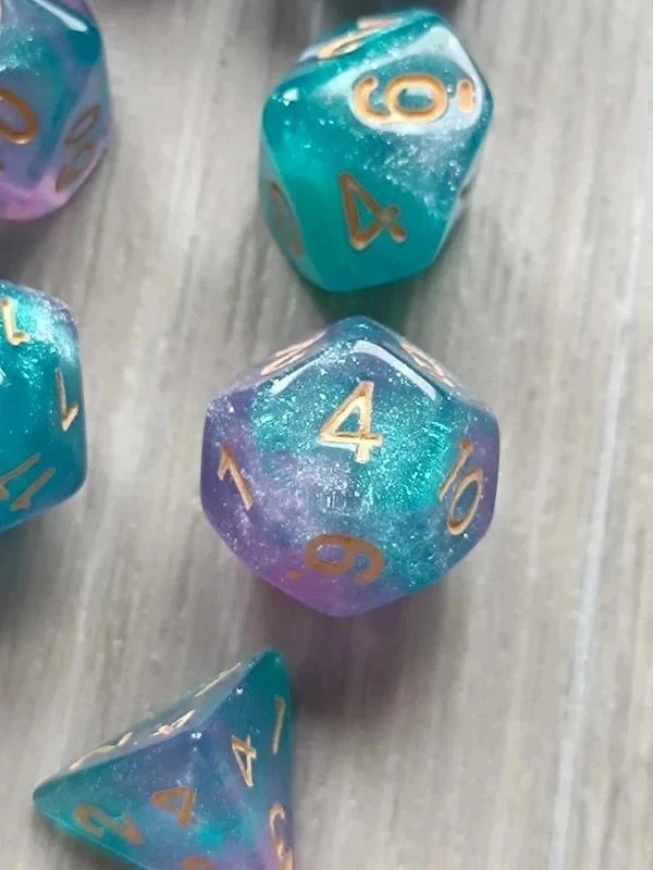 Set of 7 original iridescent blue purple polyhedral dice for activities – photo 6